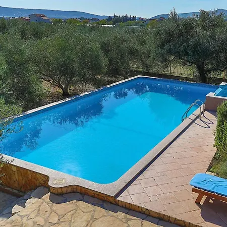 4 Bedroom Stunning In Kastel Novi Holiday home Kastela