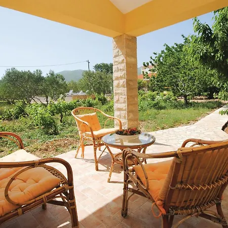 4 Bedroom Stunning In Kastel Novi Holiday home Kastela