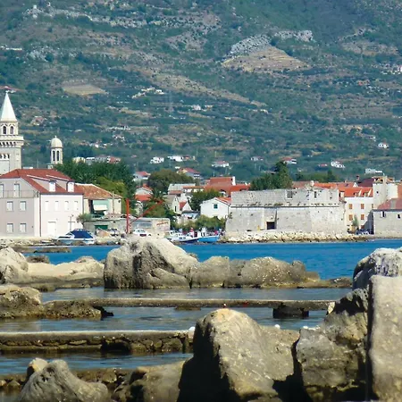 4 Bedroom Stunning In Kastel Novi Holiday home Kastela